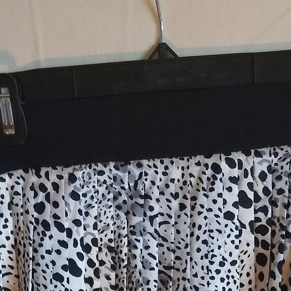 White House Black Market Leopard Print Skirt - Picture 2 of 5